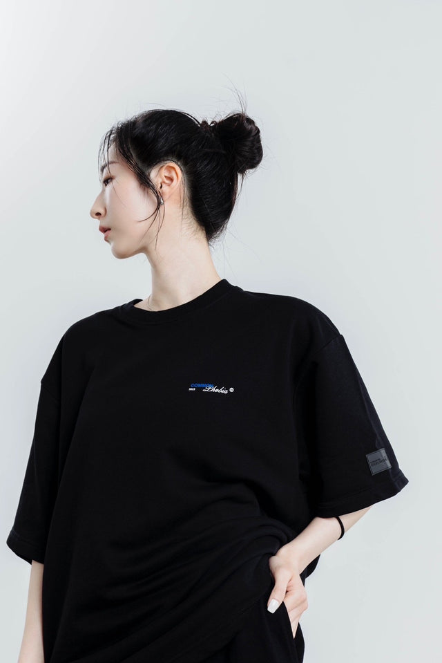 SIGNATURE BLACK CMPB. LOGO T-SHIRT - SAPPHIRE