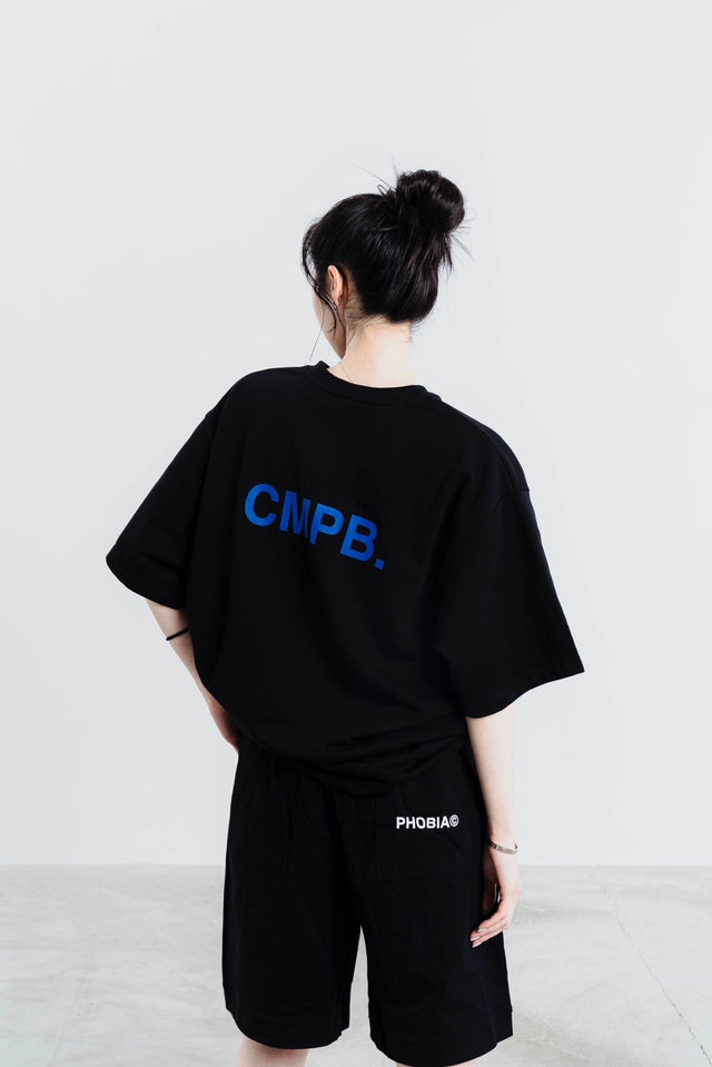 SIGNATURE BLACK CMPB. LOGO T-SHIRT - SAPPHIRE